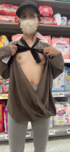 [FC2-PPV-4812115]【変態NTR人妻　****ストアでの露出買い物】人妻　NTR 寝取られ　露出　淫乱　ノーブラ　乳首　チクピン　貧乳　ちっぱい　デカケツ　アジア　日本人