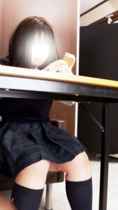 [FC2-PPV-4827008]クール系**の隙を狙う！エメラルドグリーンの海色パンティ