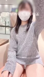 [FC2-PPV-4837605]【復刻版】ショッピングモールの椅子に座って通行人に向けてパンツ見せ…そのあと歩きながらスカートめくってパンチラ！最後は階段でパンツ脱いでノーパンで歩いてチラッとめくっちゃった…