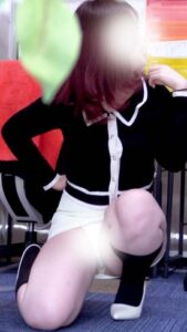 [FC2-PPV-4849281]バレてる、いやバレてない？赤髪むちむちおねえさんとのおパンツ攻防戦