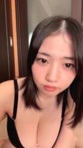 [LAXD-PPV-2g5tHmrusYcB5ezDNhXugQB]大胆な行動で驚かせる彼女の日常