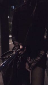 [LAXD-PPV-yS9magMvupddFqUJ2VDFBGN]黒いストッキングを履いたかわいい女装子が、夜、公共の場所で自慰行為をして射精する