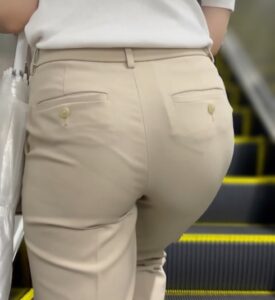 [Gcolle-PPV-998940]《珍しいベージュスラックス！歩くと本領発揮する美巨尻の美人OL》 