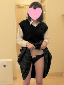 [FC2-PPV-4809413]【個人撮影】超美人の18歳　制服で生ハメ顔射エッチ　カメラ目線フェラも！