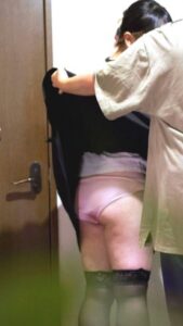 [FC2-PPV-4854865]着替えに遭遇　スカートを隠されてパンツが見えちゃう！