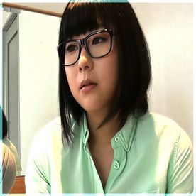 [FC2-PPV-4870782][個撮]⚠️地味眼鏡妻陥落⚠️地味でダサ子な人妻がAV出演？！コンドーム外して生中出し！