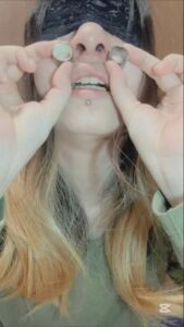 [FC2-PPV-4804418]衝撃！鼻の穴の中にまた穴！？ピッチリサイズのピアス2つを両穴から入れる！