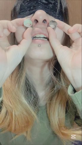 [FC2-PPV-4804418]衝撃！鼻の穴の中にまた穴！？ピッチリサイズのピアス2つを両穴から入れる！