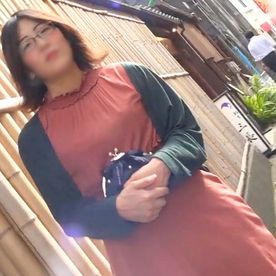 [FC2-PPV-4855044]【不倫】地味な四十路妻と中出しセックス。 眼鏡をかけて真面目な印象とは裏腹に、大の字で開脚絶頂。