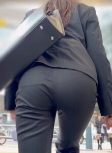 [Gcolle-PPV-1001073]《フレッシュ感抜群！新品スーツでお尻をモッコリさせる》 