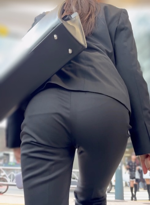 [Gcolle-PPV-1001073]《フレッシュ感抜群！新品スーツでお尻をモッコリさせる》 