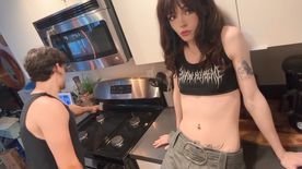 [LAXD-PPV-TH1PXUwg3nfeUguqzHQDZ7W]可愛い女装家がキッチンで男性を誘惑する