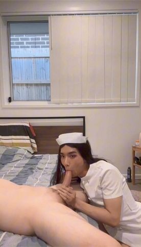 [LAXD-PPV-Zp4M4R0eeKWBkWBeZdSGsmp]看護師の格好をした可愛い女装家と彼女のボーイフレンドが寝室でセックスしている自撮り動画