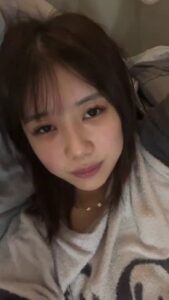 [LAXD-PPV-uUQpTThHdrFaKenLggHg3mm]寝て起きてご飯食べてオナる！日常系モロ見せライブで人気の子