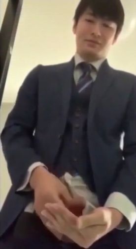 [LAXD-PPV-vEb1wCaD3Ep7nSgc5Cw79vY]スーツが似合うノンケリーマンが手のひらに射精