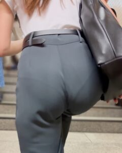 [Gcolle-PPV-1000360]《グッと突き出す美巨尻！とてもイヤらしいパンティーが透け透けだなスタイル抜群セレブOL》 