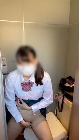 [LAXD-PPV-5fcyQBez1u7pSSEWJHSfTGU]〈えれなの露出動画〉道路上で制服ノーパンでスカートめくって指でオナニーしました、、オナニーの途中で人が来て慌てて中断したけど、まだ出来そうだったからオナニー再開しちゃってます、、