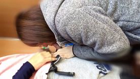 [LAXD-PPV-CKk4dmStGnC5Y6MqDhUhVck]街角の自動販売機でジュースを買う後ろ姿