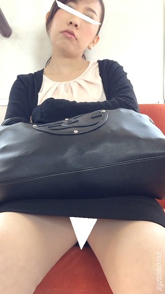 [Pcolle-PPV-2778856a224a1e60935]【再販】(電車対面）(顔出し）むき出しむっちりパンストふとももくぱぁ～…リップを塗布したぷるぷるな唇が無防備になっちゃったOLお姉さん