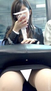 [Pcolle-PPV-2797816a64f5f8844cd](電車対面）(顔出）スマホとかぐったりし過ぎとか…お顔隠れ気味…でもその分▼ぞーんが無防備になっちゃったリクスーお姉さん達