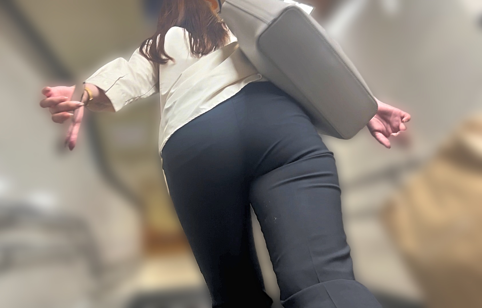 [Pcolle-PPV-2796756a62e28a9859a]超Sクラス素人OLのスケベ尻を下から堪能！エロケツを階段でパッツンさせながら♂を挑発!