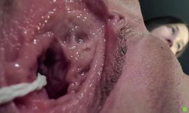 [LAXD-PPV-1DuvYgtAWb5XGBgbP7rTcQT]超至近距離の視点から、美女の膣口が開いたり閉じたりする様子を観察。膣口の肉壁のひだが驚くほど鮮明に映し出されています！